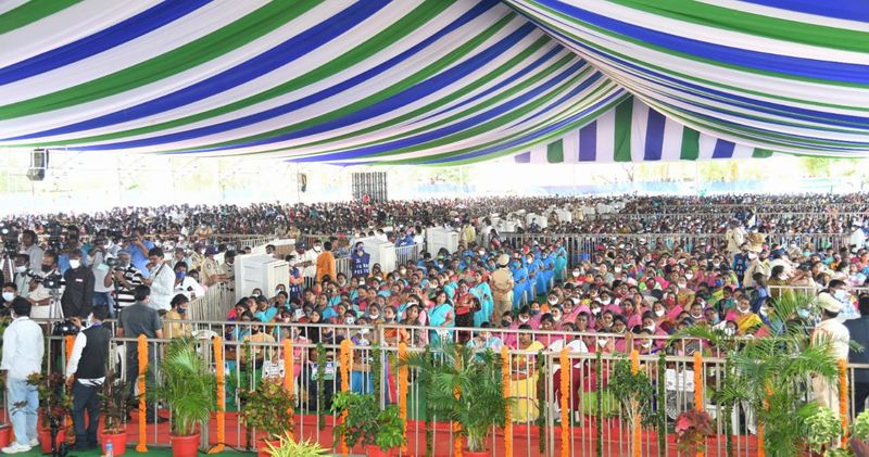 YS Jagan launches ysr asar scheme at ongole