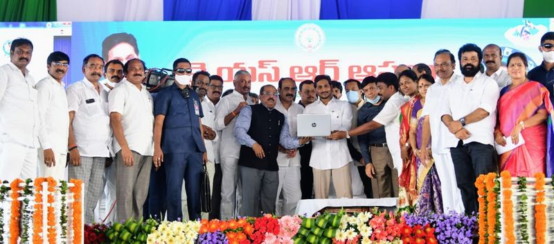 YS Jagan launches ysr asar scheme at ongole