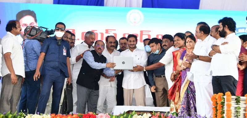 YS Jagan launches ysr asar scheme at ongole