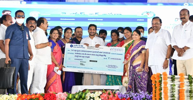 YS Jagan launches ysr asar scheme at ongole