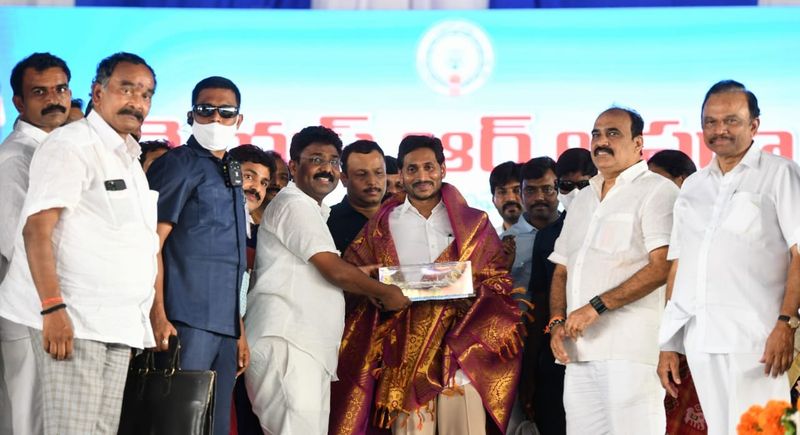 YS Jagan launches ysr asar scheme at ongole