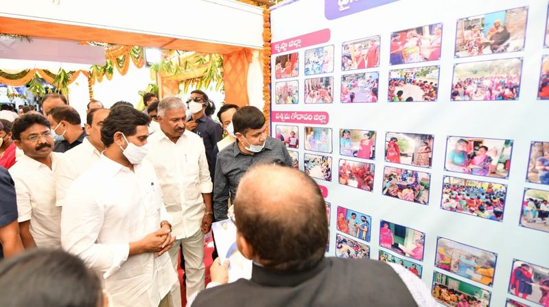 YS Jagan launches ysr asar scheme at ongole