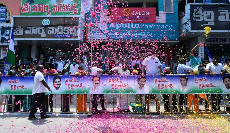 YS Jagan launches ysr asar scheme at ongole