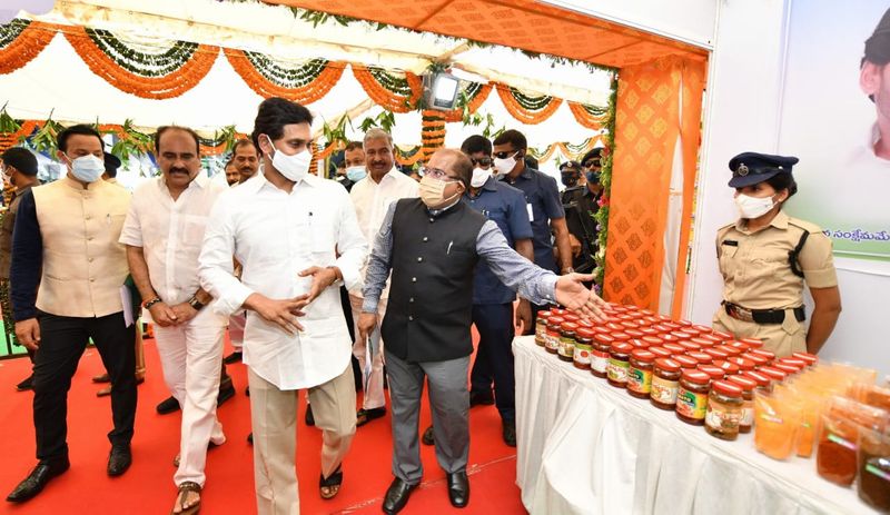 YS Jagan launches ysr asar scheme at ongole