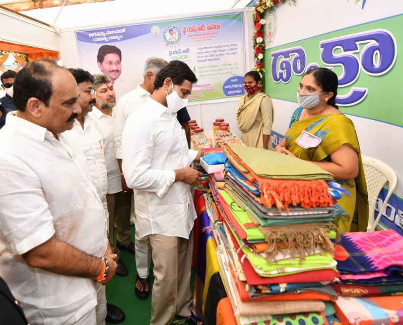 YS Jagan launches ysr asar scheme at ongole