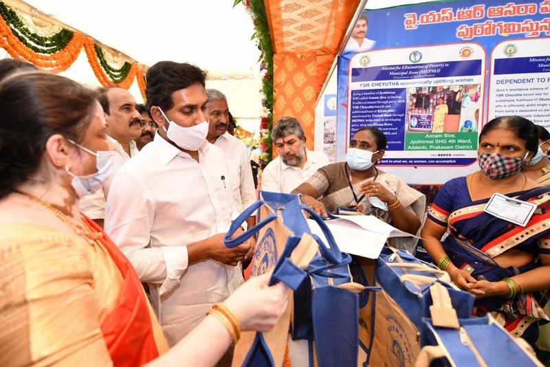 YS Jagan launches ysr asar scheme at ongole