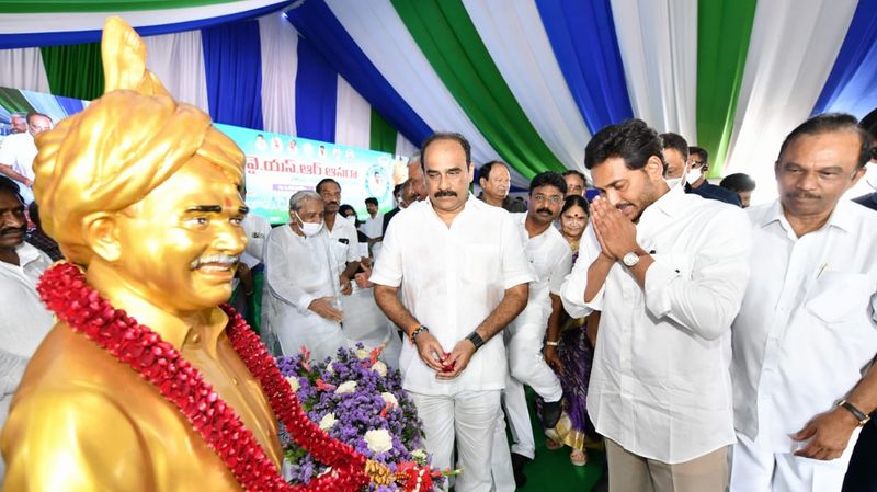 YS Jagan launches ysr asar scheme at ongole