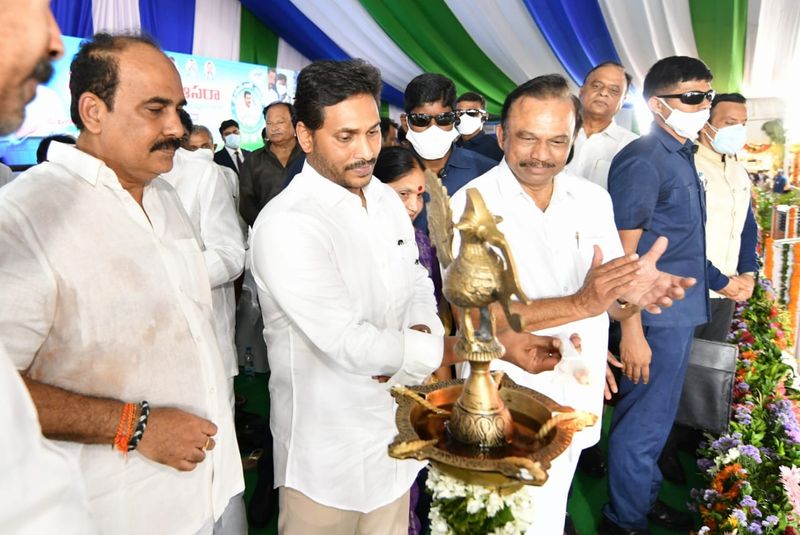 YS Jagan launches ysr asar scheme at ongole