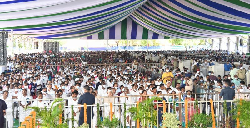 YS Jagan launches ysr asar scheme at ongole