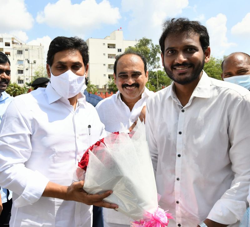 YS Jagan launches ysr asar scheme at ongole