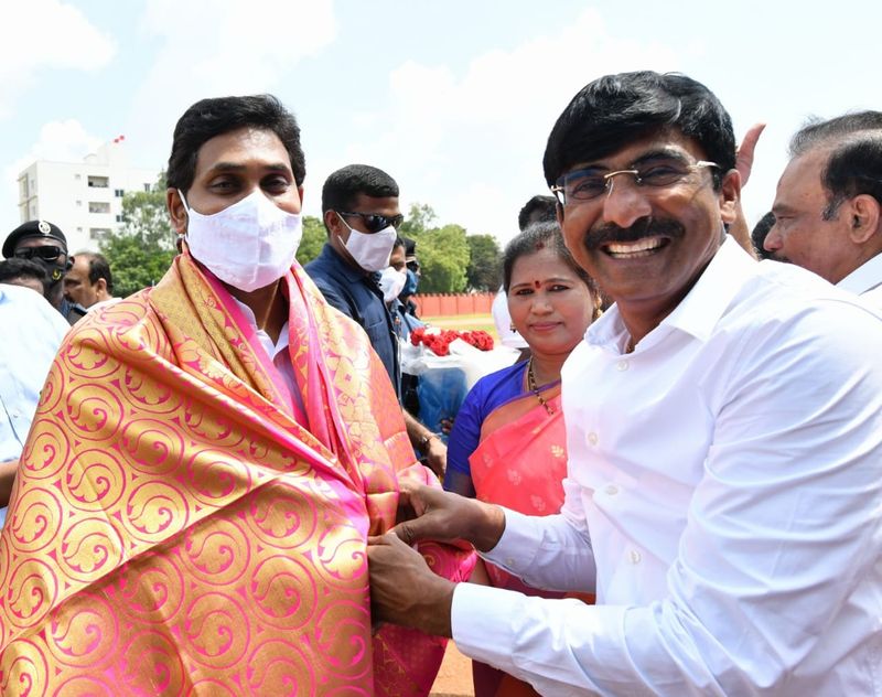 YS Jagan launches ysr asar scheme at ongole