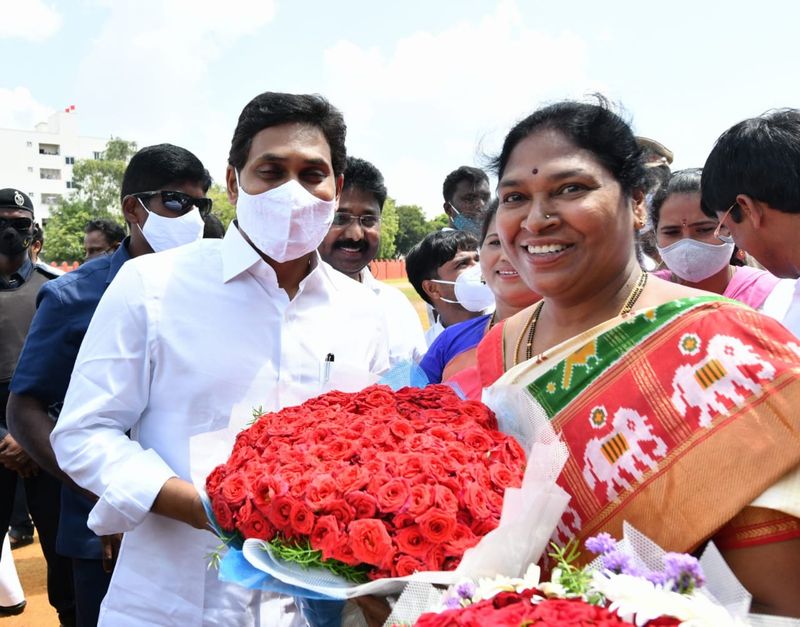 YS Jagan launches ysr asar scheme at ongole