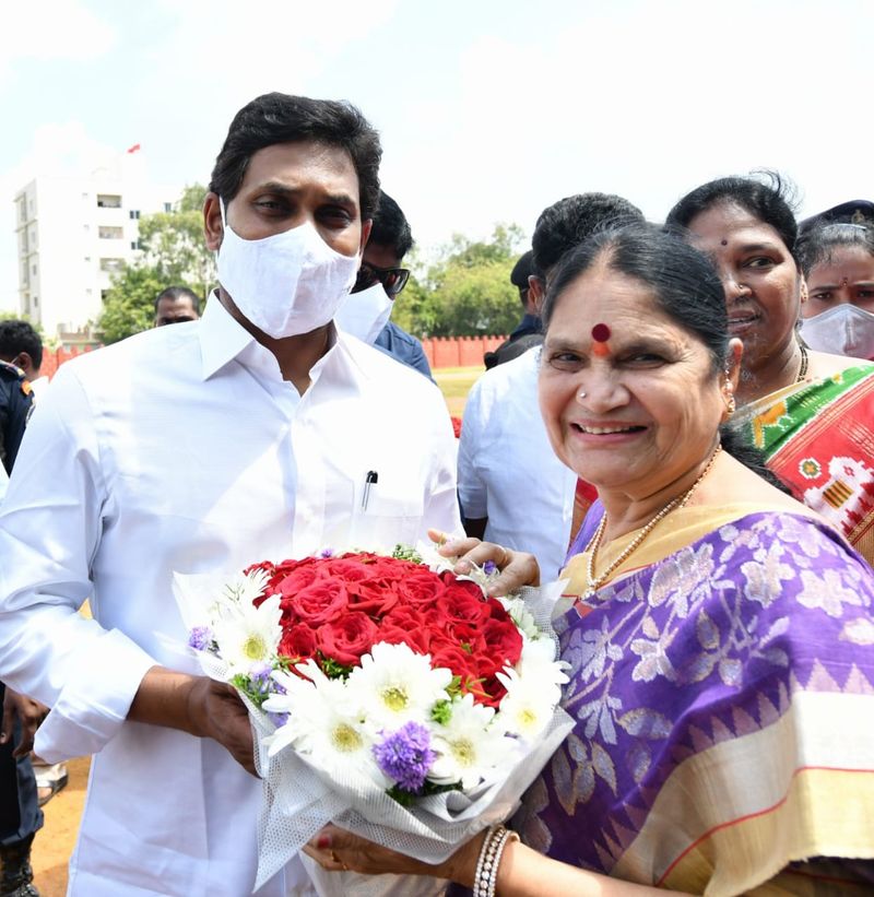 YS Jagan launches ysr asar scheme at ongole