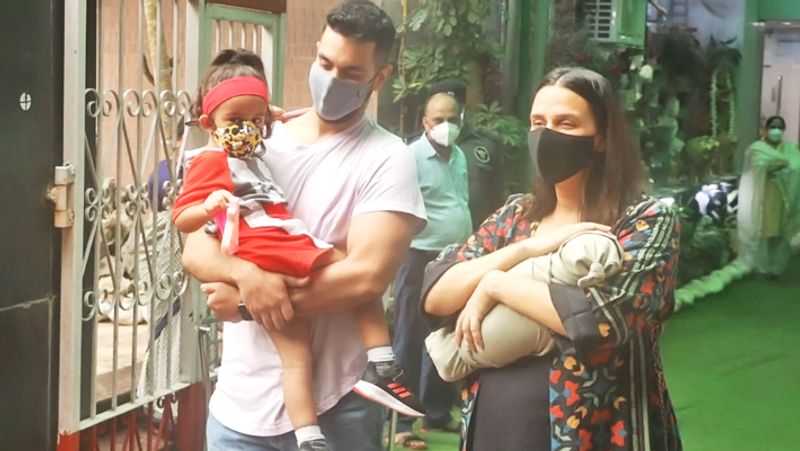 Kareena Kapoor spotted with cricketer Yuvraj Singh in Mumbai at Puma Store