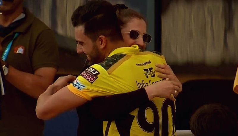 IPL 2021: CSK Player deepak chahar proposed his girlfriend in ground and she said yes