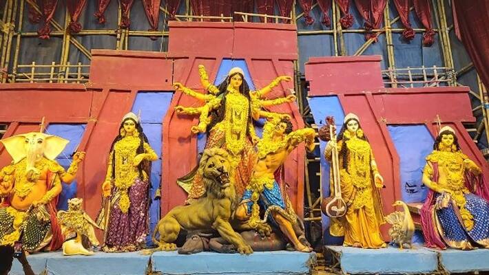 Durga idol vandalised, thrown in pond as angry mob vandalises puja pandals in Bangladesh bpsb Durga idol vandalised, thrown in pond as angry mob vandalises puja pandals in Bangladesh bpsb