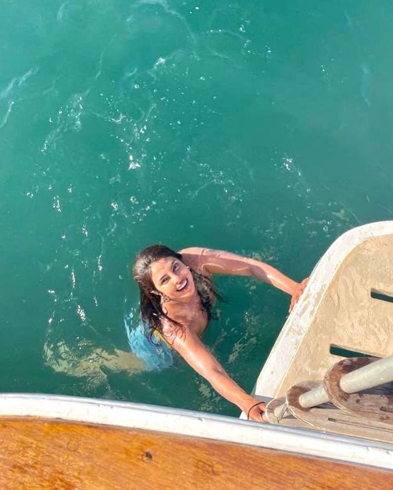 Priyanka Chopra hot poses in bikini, latest pics goes viral