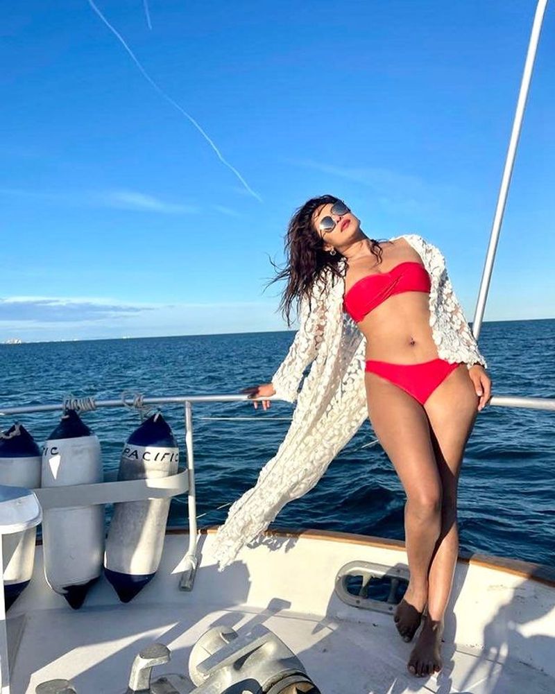Priyanka Chopra hot poses in bikini, latest pics goes viral