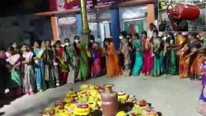 Telangana women stage protest against LPG cylinder price with Celebrating Bathukamma festival Telangana women stage protest against LPG cylinder price with Celebrating Bathukamma festival