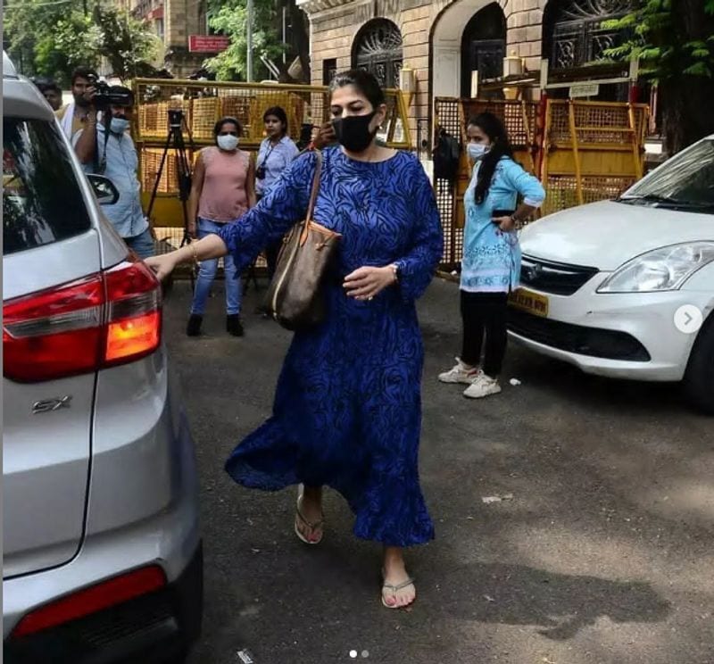 Meet Shah Rukh Khan manager Pooja Dadlani her salary will blow your mind