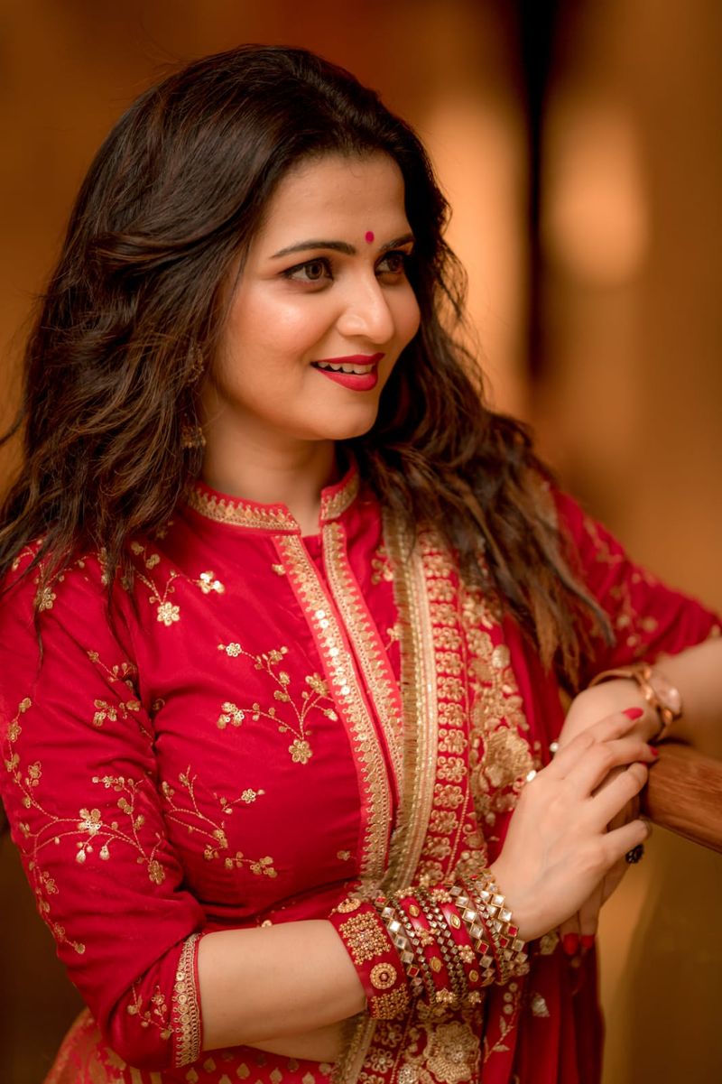 Anchor Divya Dharshini looks absolutely stunning in these red color dress pictures