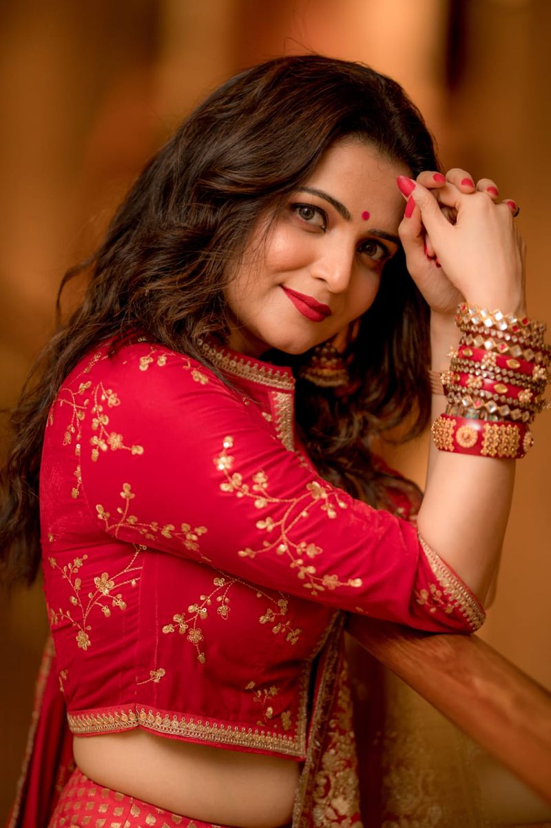 Anchor Divya Dharshini looks absolutely stunning in these red color dress pictures