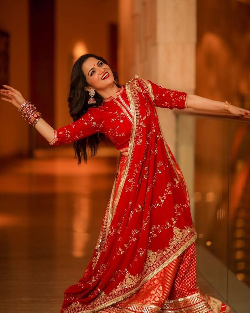 Anchor Divya Dharshini looks absolutely stunning in these red color dress pictures