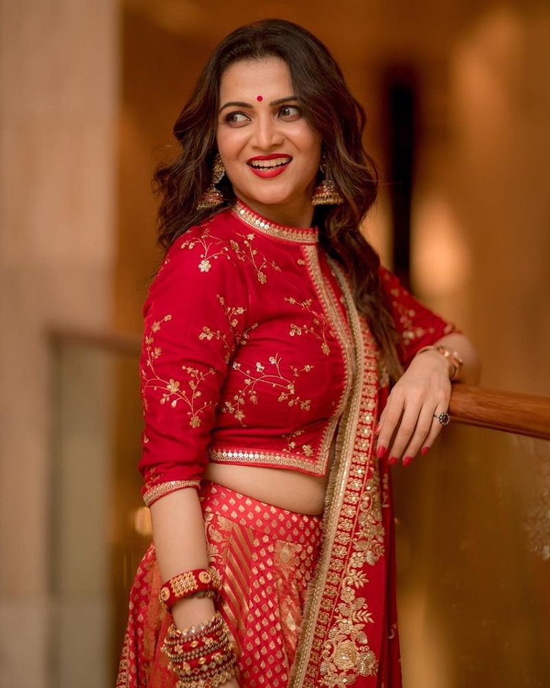 Anchor Divya Dharshini looks absolutely stunning in these red color dress pictures