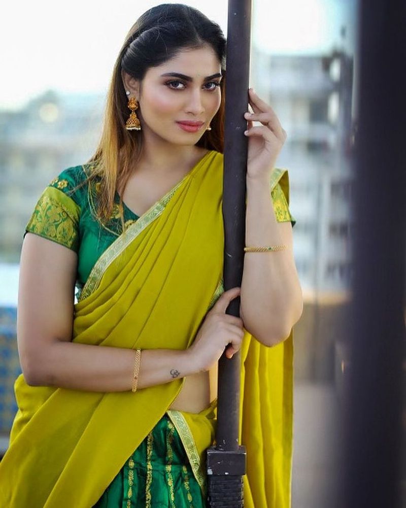 Biggboss Shivani Narayanan looks pretty poses in a trational outfit photos