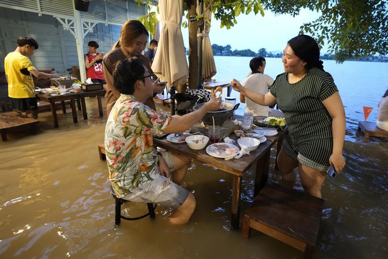Flooded restaurent a novel idea to dine
