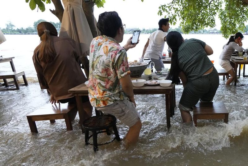 Flooded restaurent a novel idea to dine