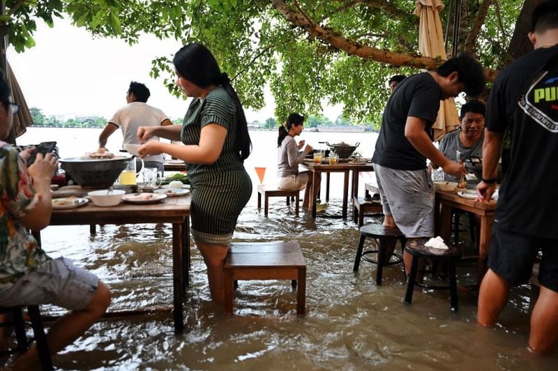 Flooded restaurent a novel idea to dine