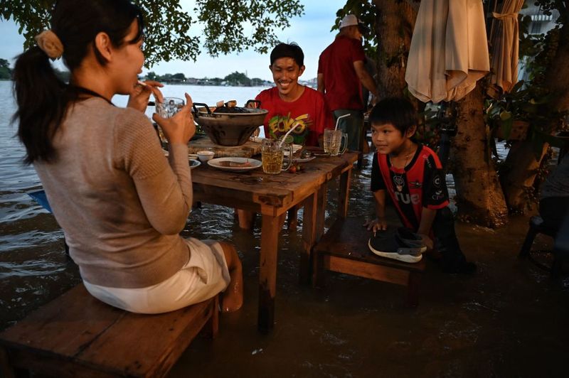 Flooded restaurent a novel idea to dine