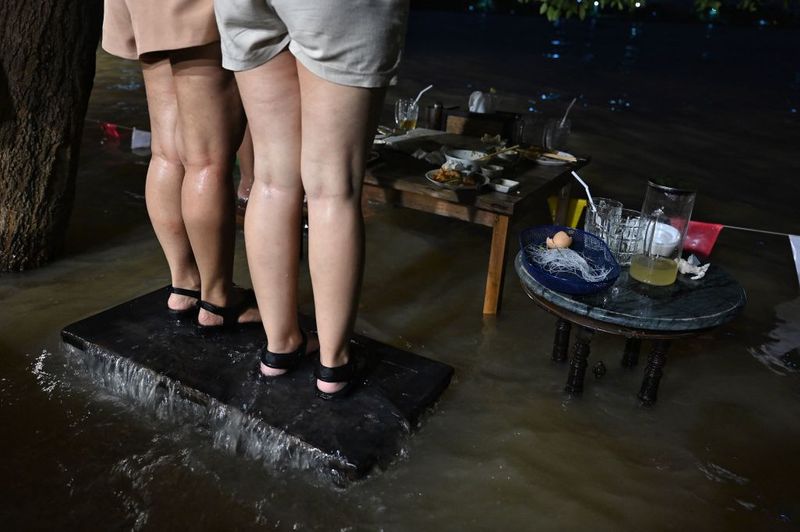 Flooded restaurent a novel idea to dine