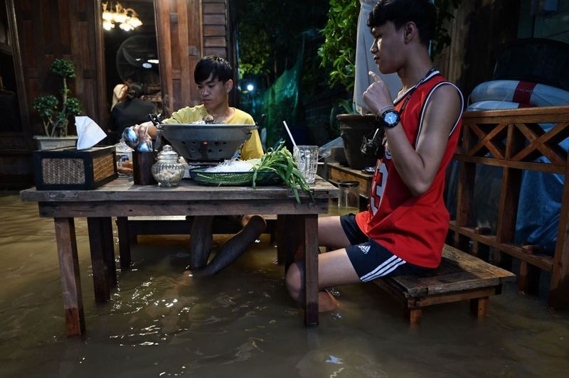 Flooded restaurent a novel idea to dine