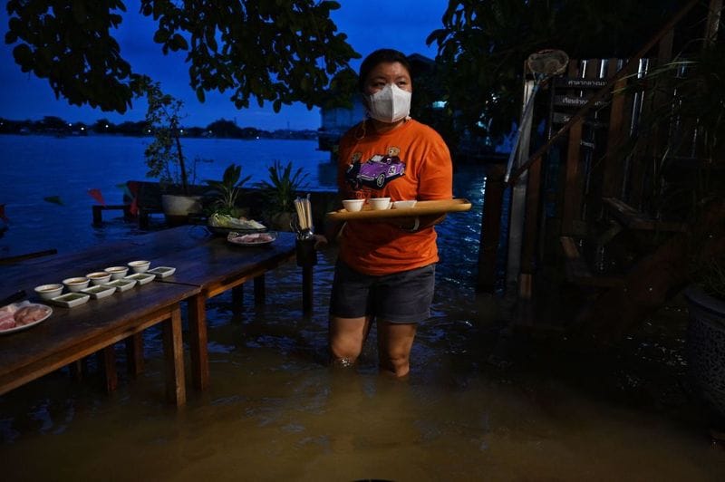Flooded restaurent a novel idea to dine