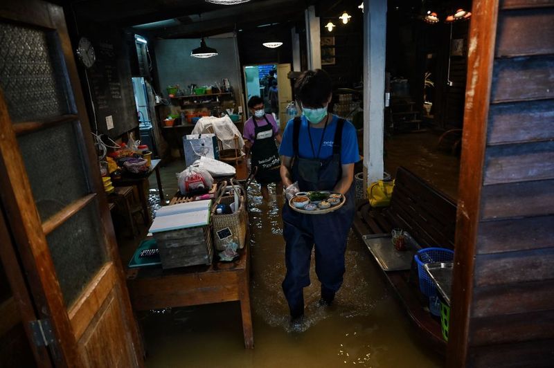 Flooded restaurent a novel idea to dine