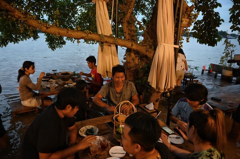 Flooded restaurent a novel idea to dine