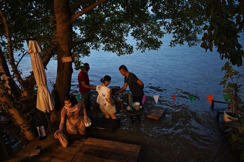 Flooded restaurent a novel idea to dine