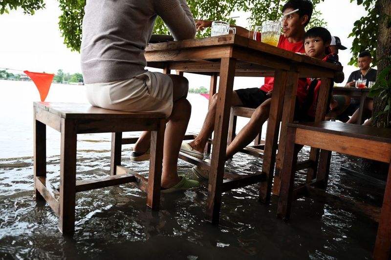 Flooded restaurent a novel idea to dine