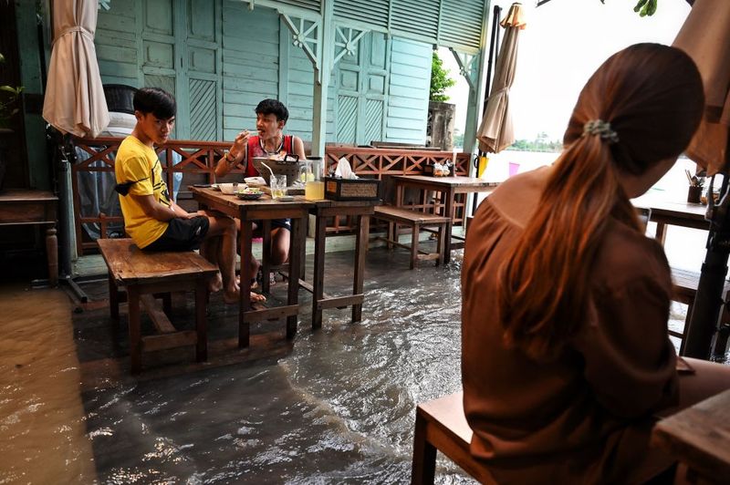 Flooded restaurent a novel idea to dine