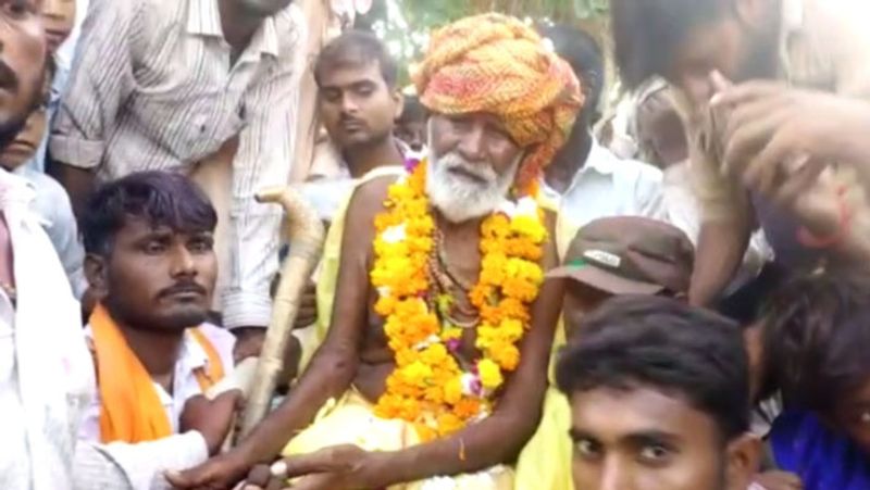 Morena 100 year old Ram Singh Pappad Baba going to take Samadhi police took him out of pit and admitted to hospital