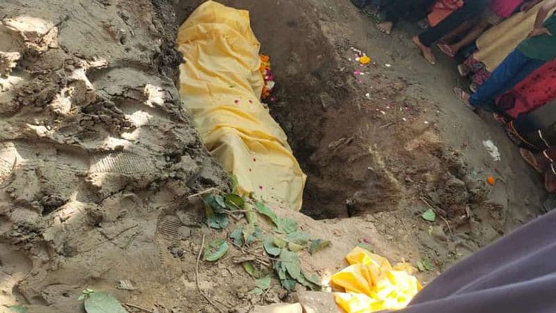 Morena 100 year old Ram Singh Pappad Baba going to take Samadhi police took him out of pit and admitted to hospital