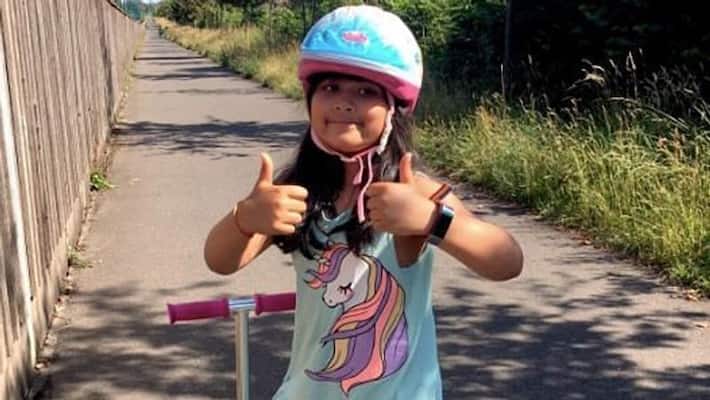 Indian origin little girl Aleesha Gadhia got British PM Boris Johnson Daily point of light award Indian origin little girl Aleesha Gadhia got British PM Boris Johnson Daily point of light award