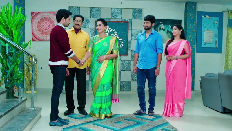 Priyamani requests Deepa to help her find a job In todays karthika deepam serial episode