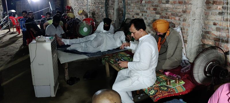 Lakhimpur Kheri navjot singh sidhu goes on a hunger strike at the house of a slain journalist