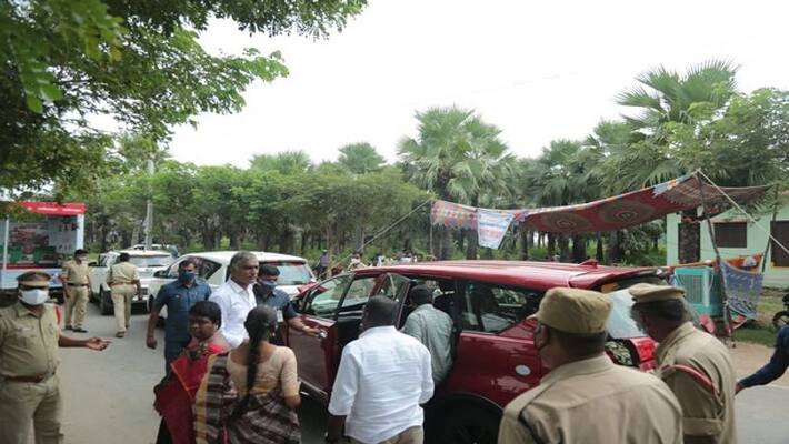 Huzurabad bypoll : minister harish rao car checking at Sirisedu Huzurabad bypoll : minister harish rao car checking at Sirisedu