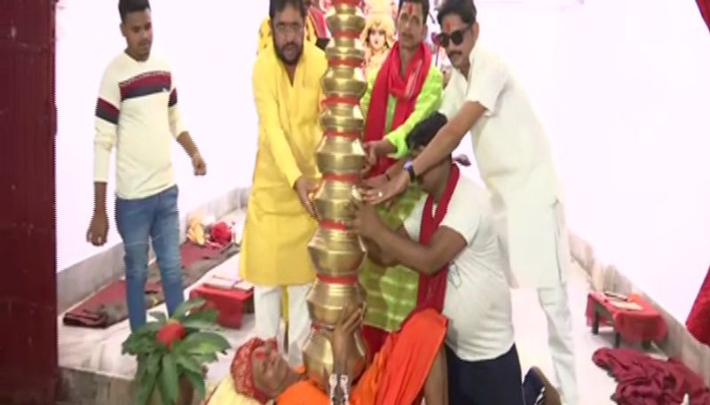 bihar news unique devotee navratri 2021 baba nageshwar installed 21 kalash on his chest in patna