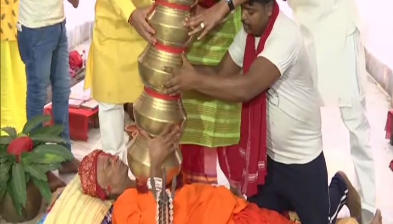 bihar news unique devotee navratri 2021 baba nageshwar installed 21 kalash on his chest in patna