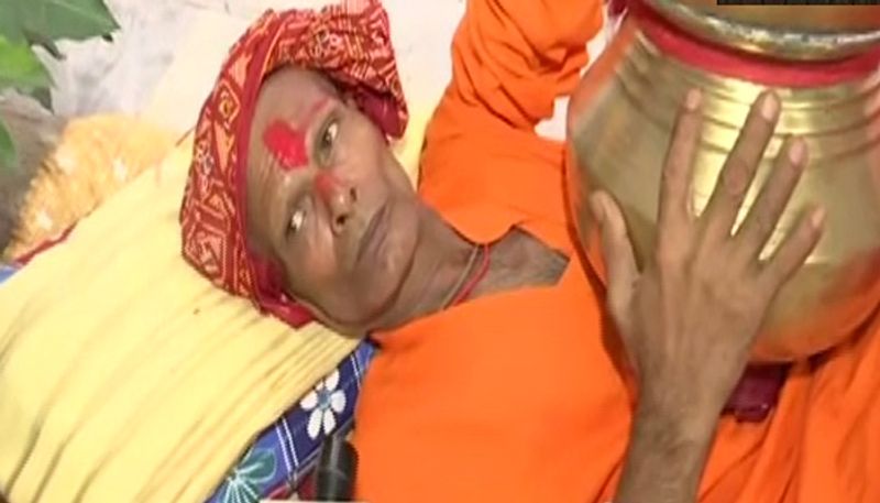 bihar news unique devotee navratri 2021 baba nageshwar installed 21 kalash on his chest in patna